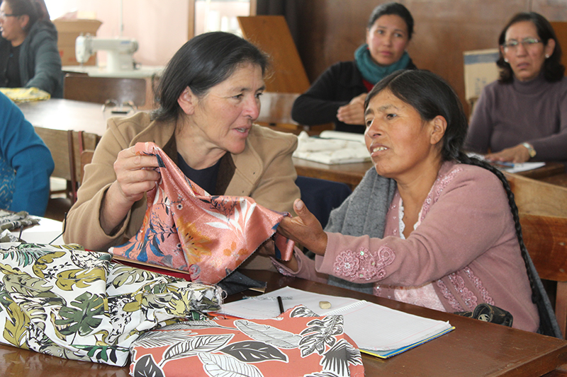 Charlas y talleres sobre la industria textil para tejer futuro en Bolivia