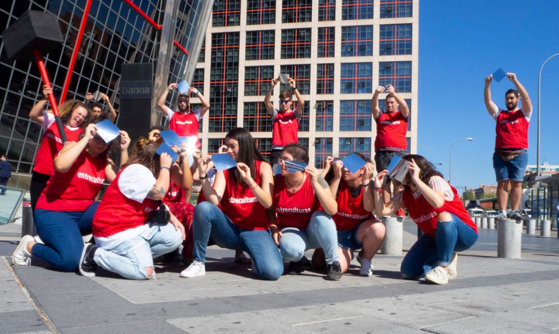La sociedad debe ceder espacios para que la juventud tome el mundo en sus manos