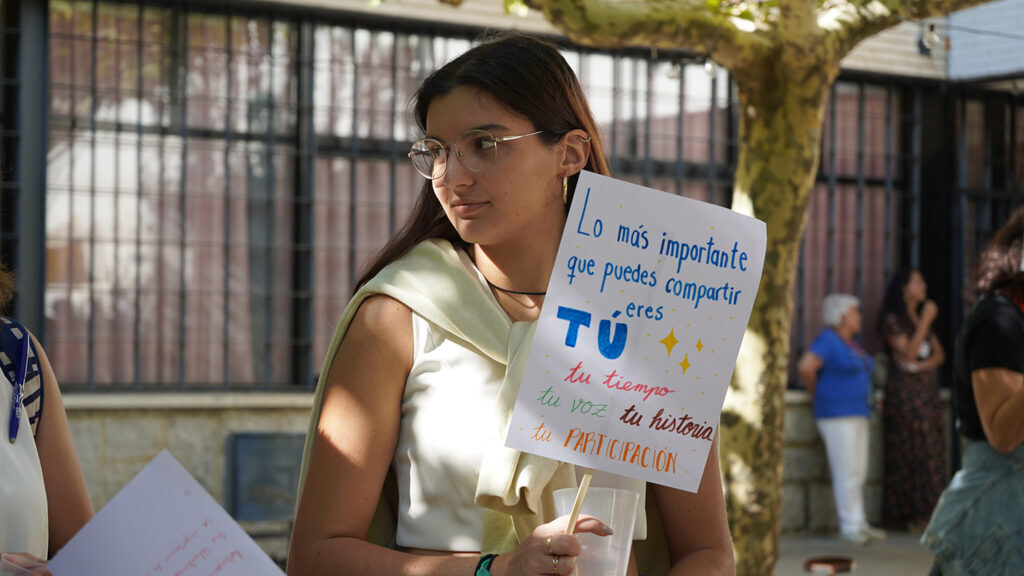 mujer voluntaria con pancarta