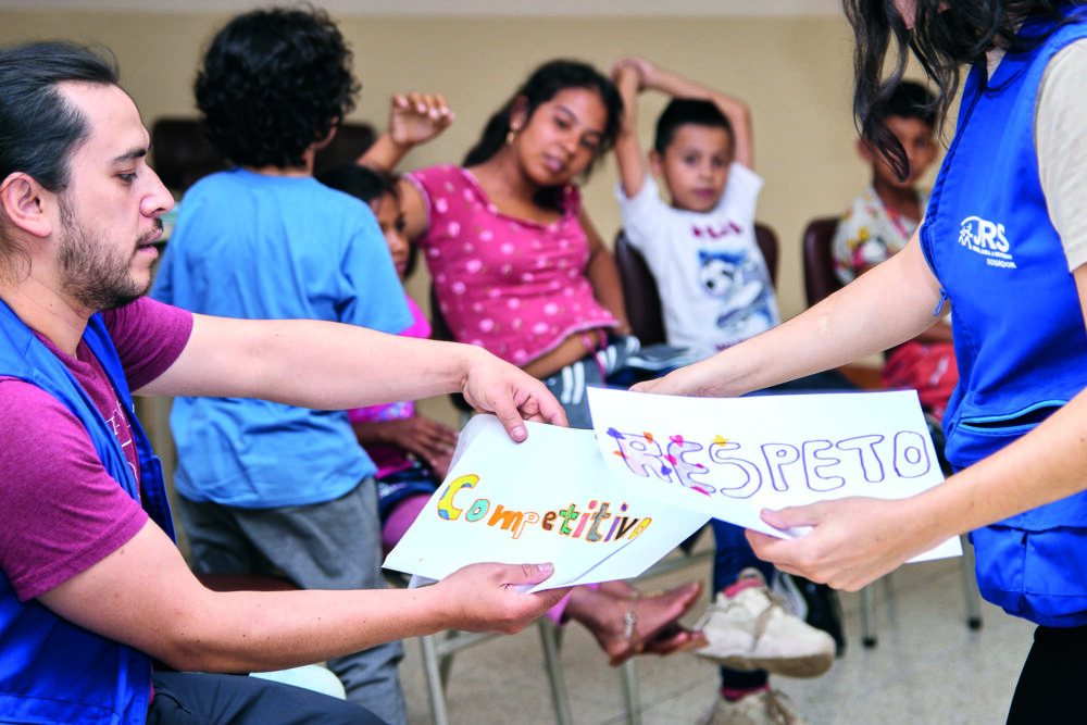 personas con carteles