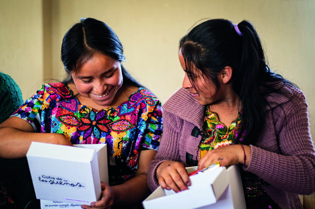 mujeres conversando