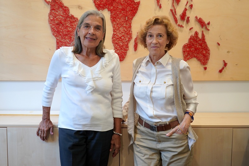 Julia Navarro conversa con Marisa de Martínez: «Monseñor Romero nos enseñó que la Iglesia no puede callar ante las injusticias»