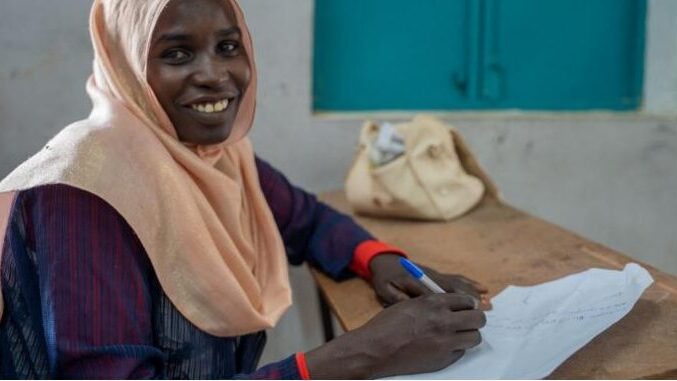 Joven maestra en Chad
