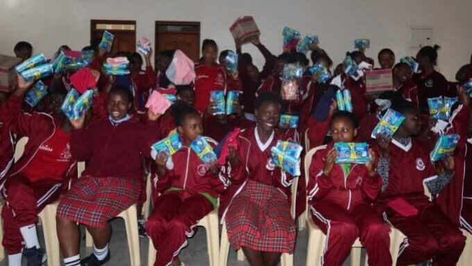 Niñas en Kenia con Kit Menstrual