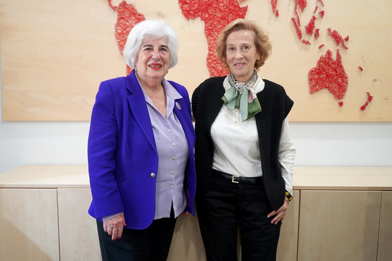 Julia Navarro conversa con Paquita Sauquillo: “Individualmente no hacemos nada, tiene que ser colectivo”