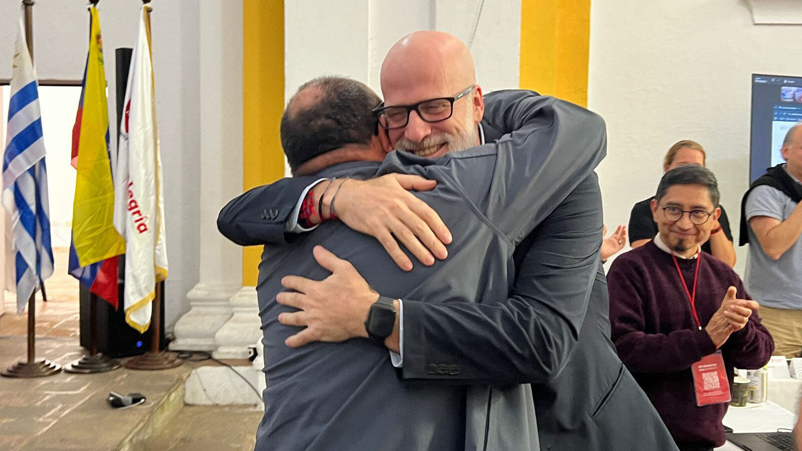 personas abrazándose