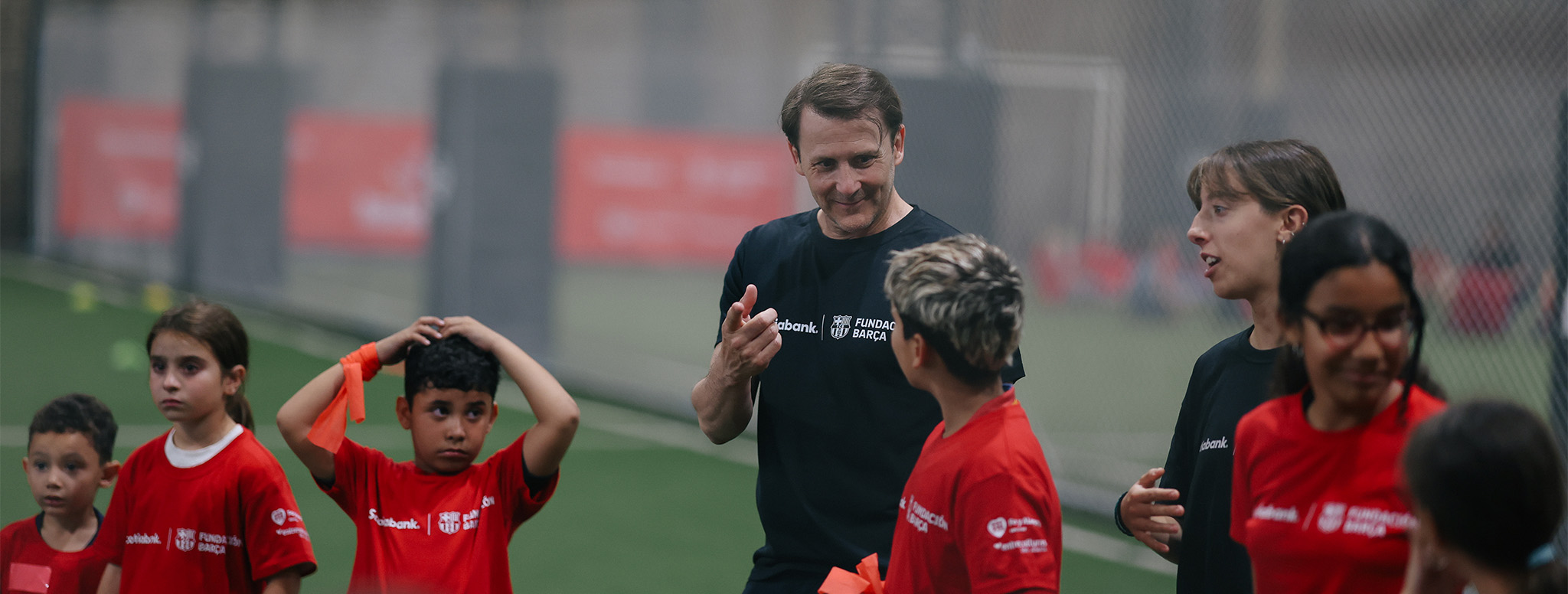 El exjugador Gaizka Mendieta visita en Uruguay el proyecto con el que impulsamos la empleabilidad juvenil junto a la Fundación FC Barcelona