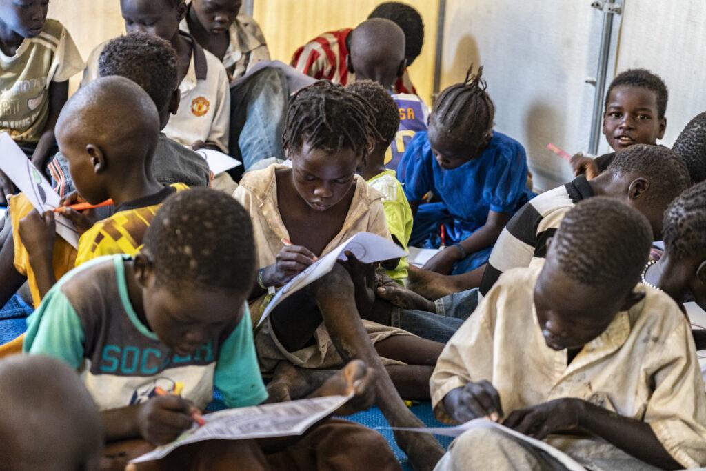 Niños estudiando en sudán