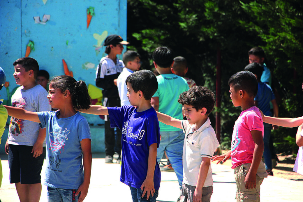 niños haciendo fila