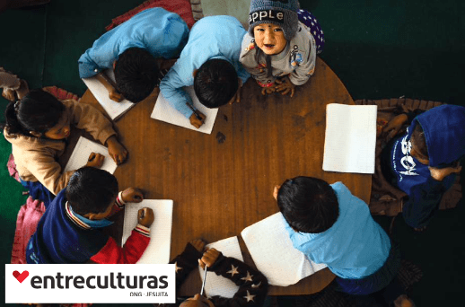 niños y niñas estudiando
