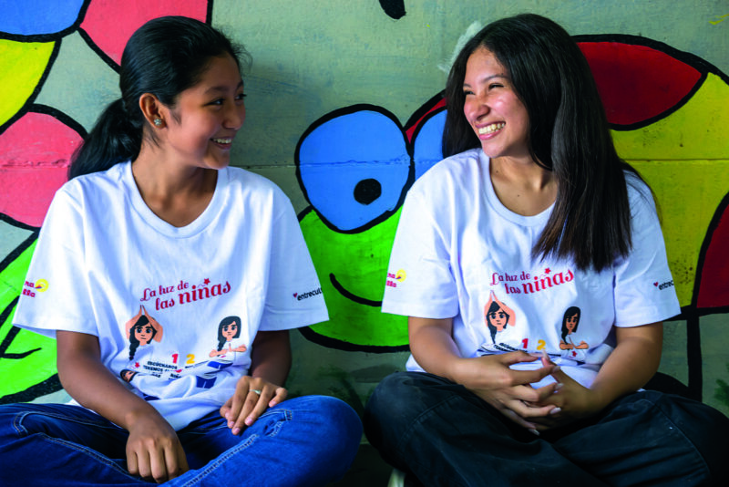 dos mujeres sonriendo