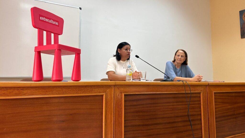 mujer en rueda de prensa