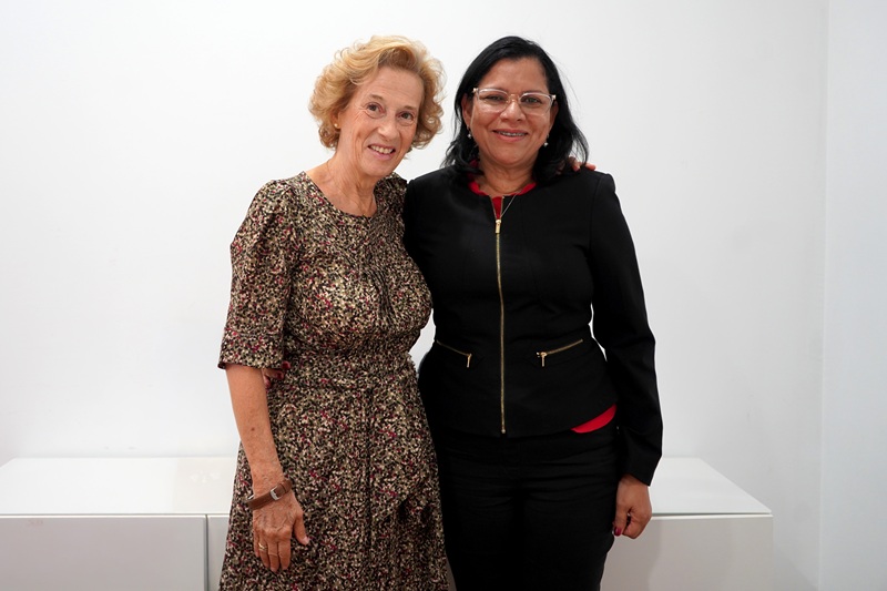 Julia Navarro conversa con Sonia Adames: «Hay que invertir en lo que es esencial y la educación lo es»