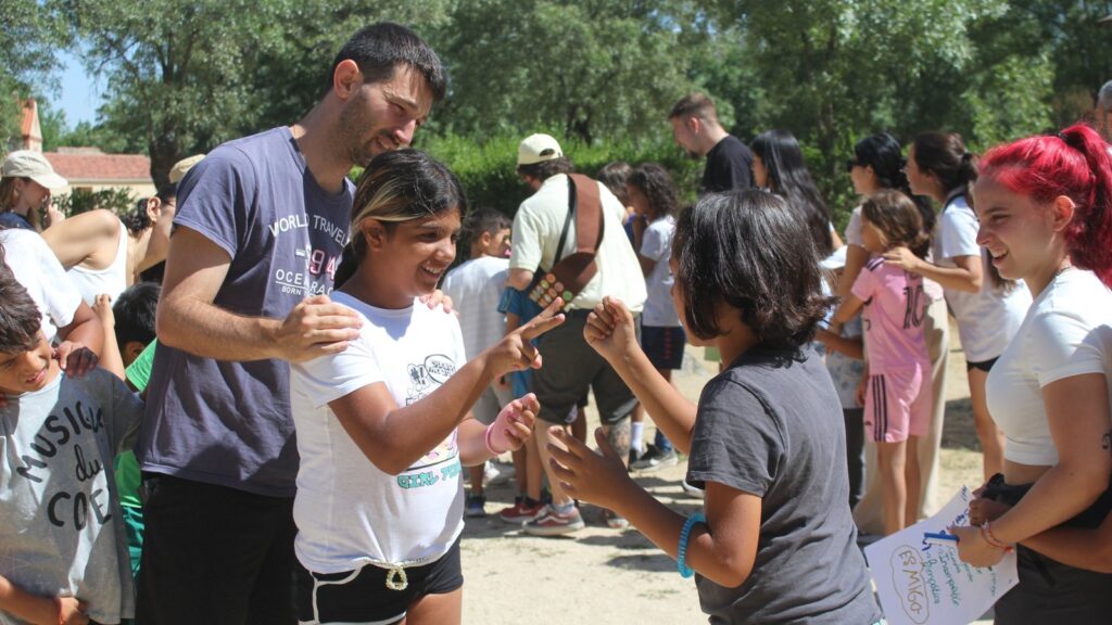 Niños, niñas y monitoras de Amoverse durante un juego en el campamento de verano