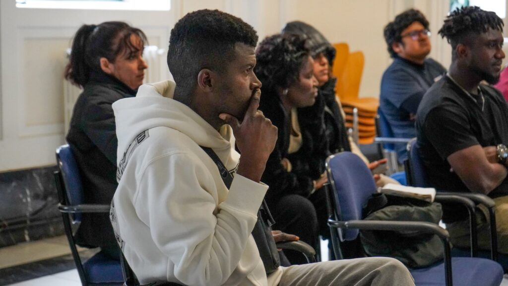 Jóvenes participantes en una sesión de formación de Pueblos Unidos
