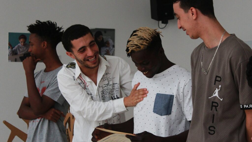 Jóvenes celebrando la graduación del curso de Sala y Barra de Pueblos Unidos