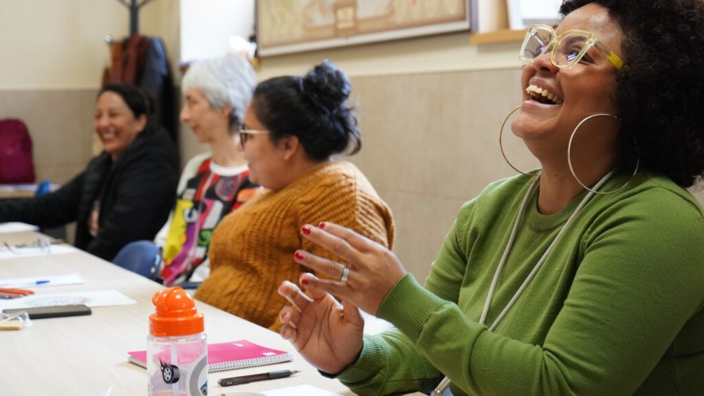 Mujeres participantes en el Grupo de Mujeres Migrantes de Pueblos Unidos durante un taller en Madrid