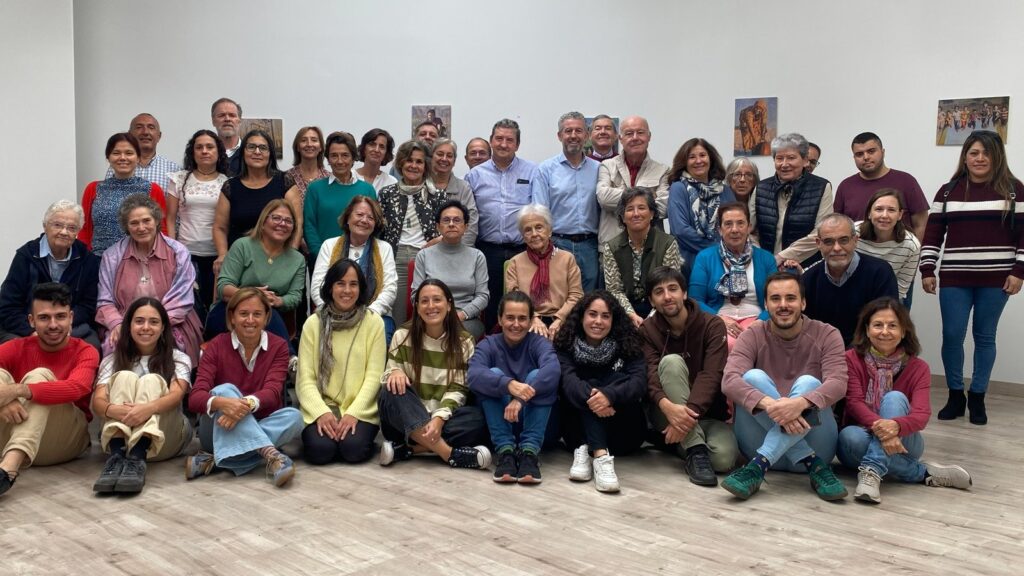 Foto de grupo del voluntariado de Pueblos Unidos y Amoverse