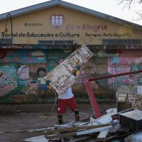 10 de junio de 2024 - Vila Farrapos, Rio Grande do Sul Empleados y voluntarios de la fundación Fé y Alegria realizan una limpieza de varios días después de la inundación. el lugar se inundó y se perdió todo. Foto: Tuane Fernandes