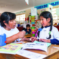 profesora explicando a alumna