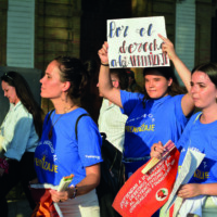 jóvenes marchando